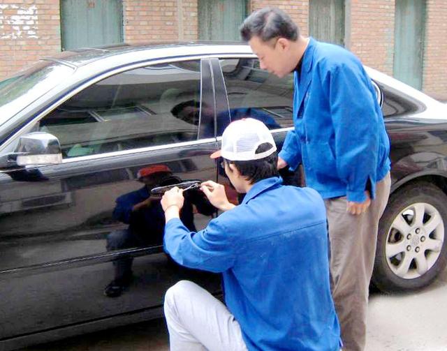 龙安区汽车钥匙丢在车里面怎么办?